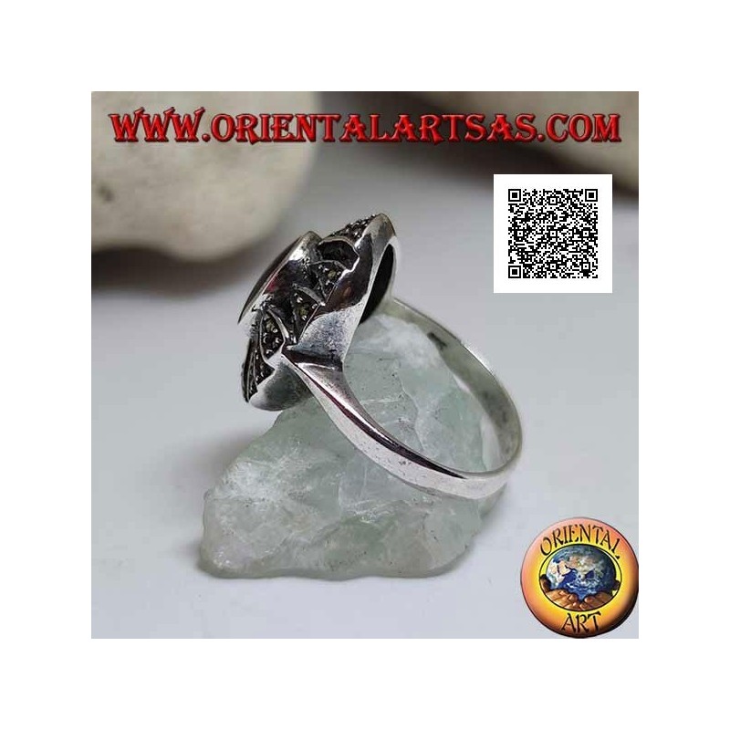 Anillo de plata con lapislázuli ovalado sobre un óvalo redondeado perforado tachonado de marcasita