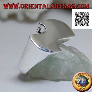 Bague en argent lisse avec une forme plate, abstraite et sinueuse dans un style futuriste