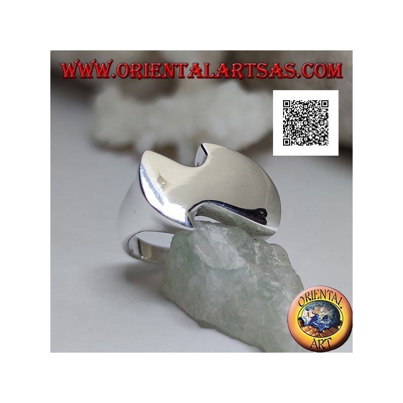 Glatter Silberring mit einer flachen, abstrakten und geschwungenen Form in einem futuristischen Stil