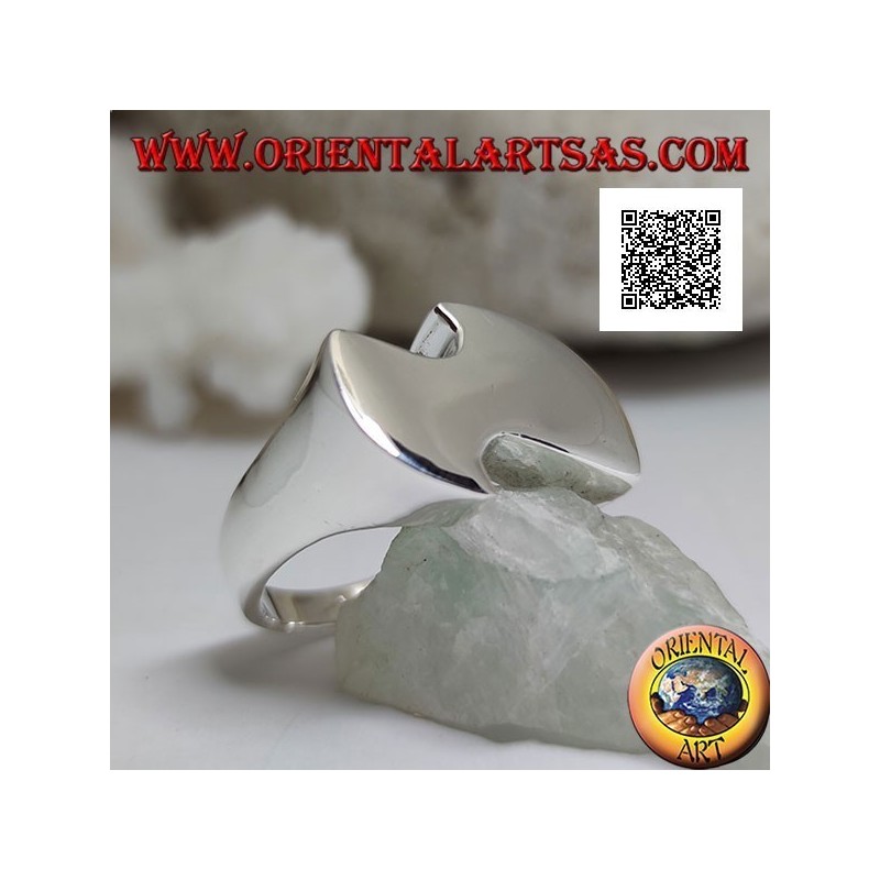 Anello in argento liscio di forma piatta, astratta e sinuosa in stile futuristico