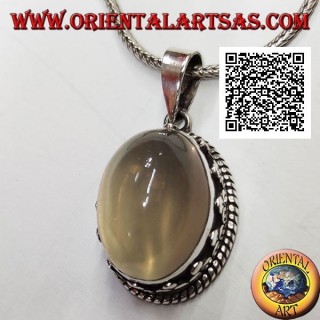 Silberanhänger mit ovalem Cabochon-Mondstein, umgeben von Interlacing und drei Scheiben