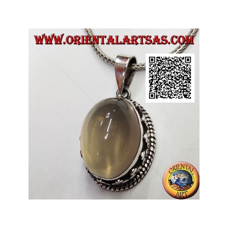 Silberanhänger mit ovalem Cabochon-Mondstein, umgeben von Interlacing und drei Scheiben