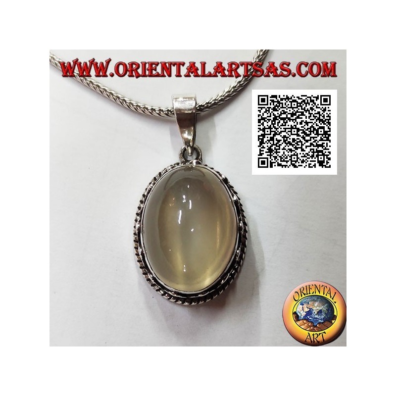 Silberanhänger mit ovalem Cabochon-Mondstein, umgeben von Interlacing und drei Scheiben