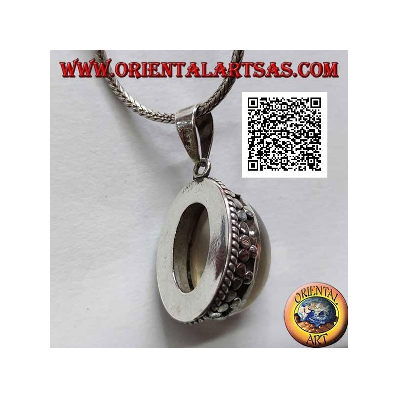 Pendentif en argent avec pierre de lune ovale cabochon entouré d'entrelacs et trio de disques