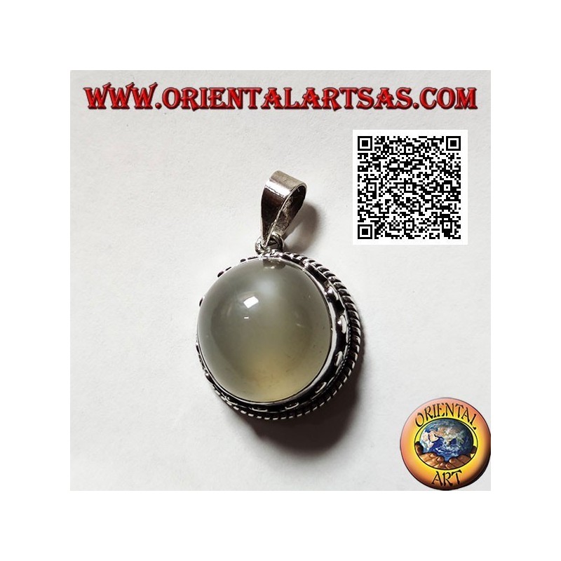 Ciondolo in argento con pietra di luna tonda cabochon contornata da intreccio e tris di dischetti