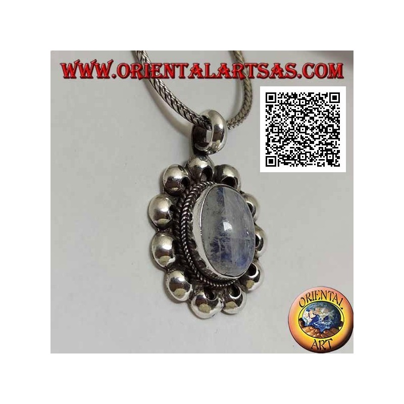 Colgante de plata con una piedra lunar arcoíris ovalada (adularia) rodeada de discos perforados
