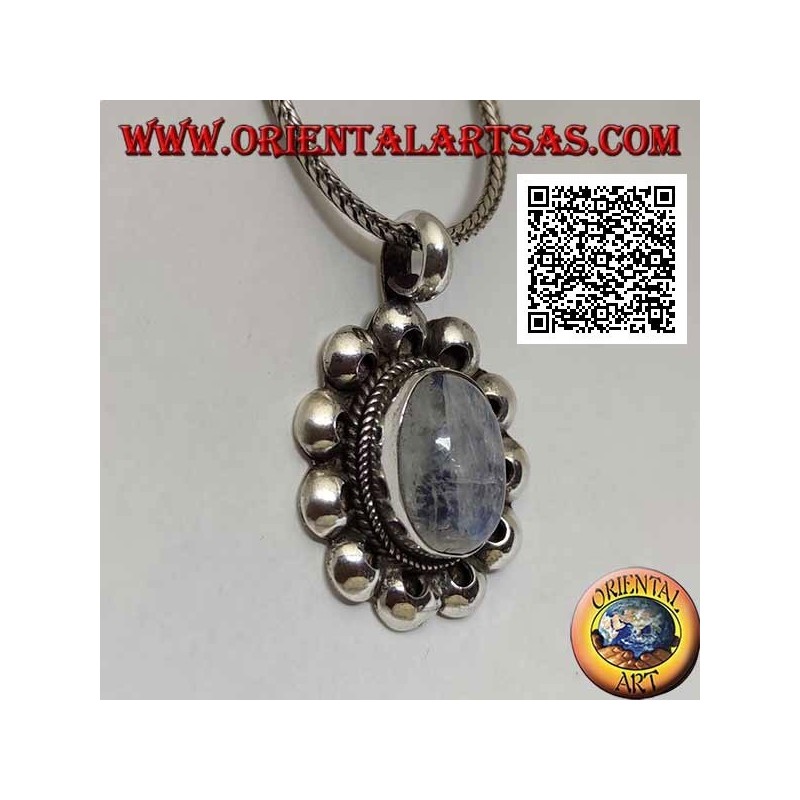 Pendentif en argent avec une pierre de lune ovale arc-en-ciel (adularia) entourée de disques perforés