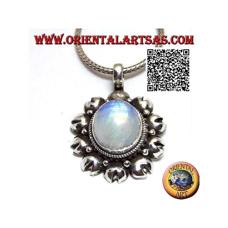 Colgante de plata con una piedra lunar arcoíris ovalada (adularia) rodeada de discos cortados
