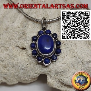 Silberner Blumenanhänger mit ovalem Cabochon Lapislazuli in der Mitte und runden Blütenblättern