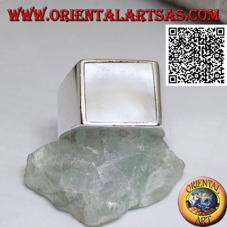 Bague en argent avec nacre carrée au ras du bord sur une monture lisse 13 * 13