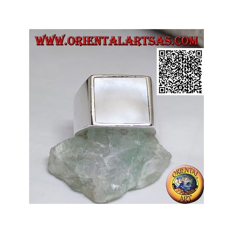 Anillo de plata con nácar cuadrado al ras con el borde en un engaste suave de 13 * 13