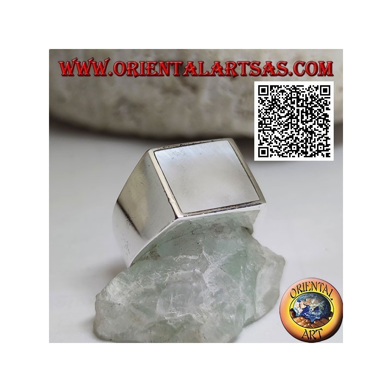 Anello in argento con madreperla quadrata a filo bordo su montatura liscia 13*13