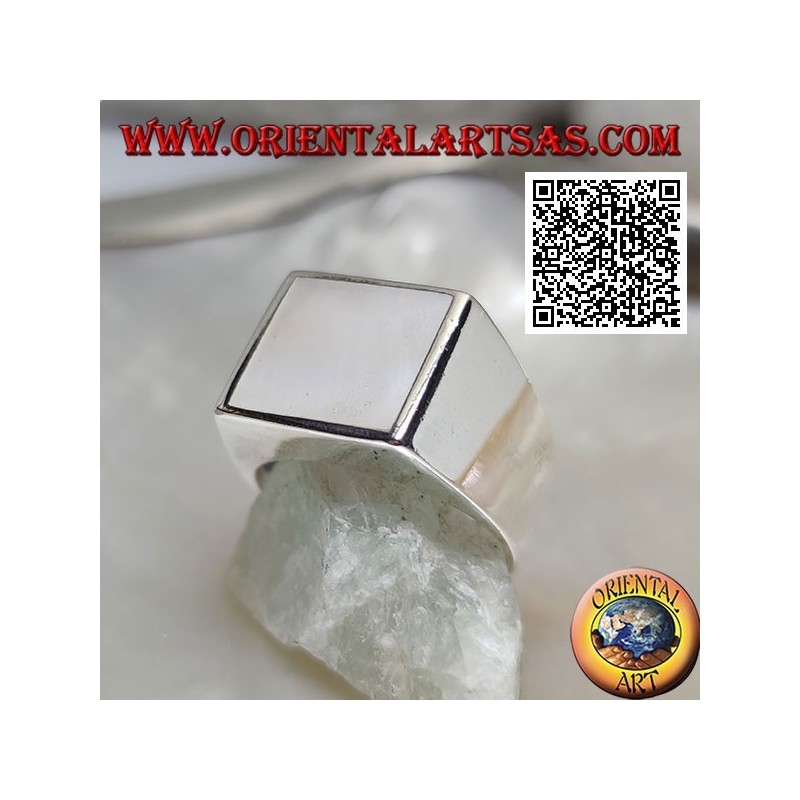 Anillo de plata con nácar cuadrado al ras con el borde en un engaste suave de 13 * 13