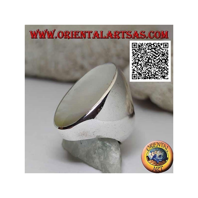 Bague en argent avec grande nacre ovale au ras du bord sur une monture lisse