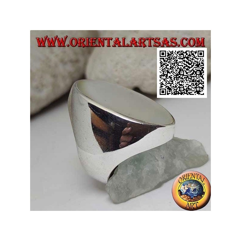 Bague en argent avec grande nacre ovale au ras du bord sur une monture lisse