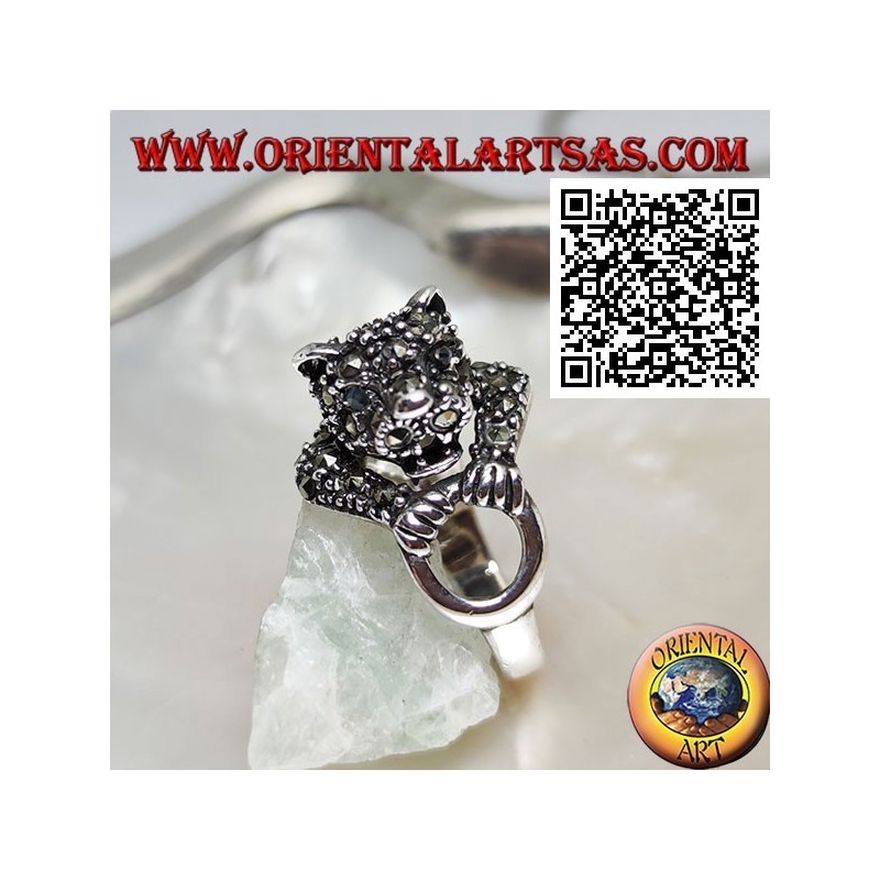 Anillo de plata de medio cuerpo con tigre tachonado con marcasita agarrando un anillo