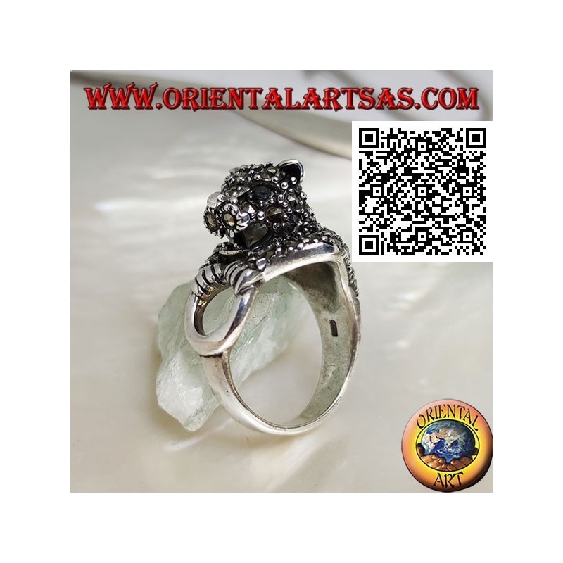 Anello in argento tigre a mezzo busto tempestata di marcassite che afferra un anello