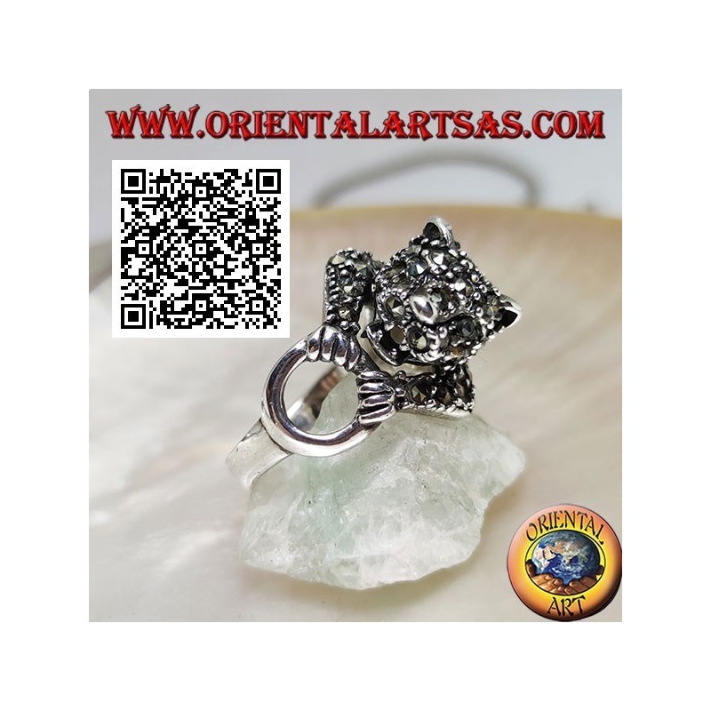 Anello in argento tigre a mezzo busto tempestata di marcassite che afferra un anello