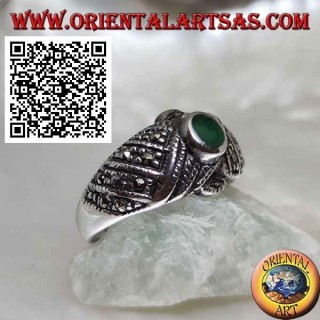Anillo de plata con ágata verde ovalada en hilos cruzados tachonado de marcasita