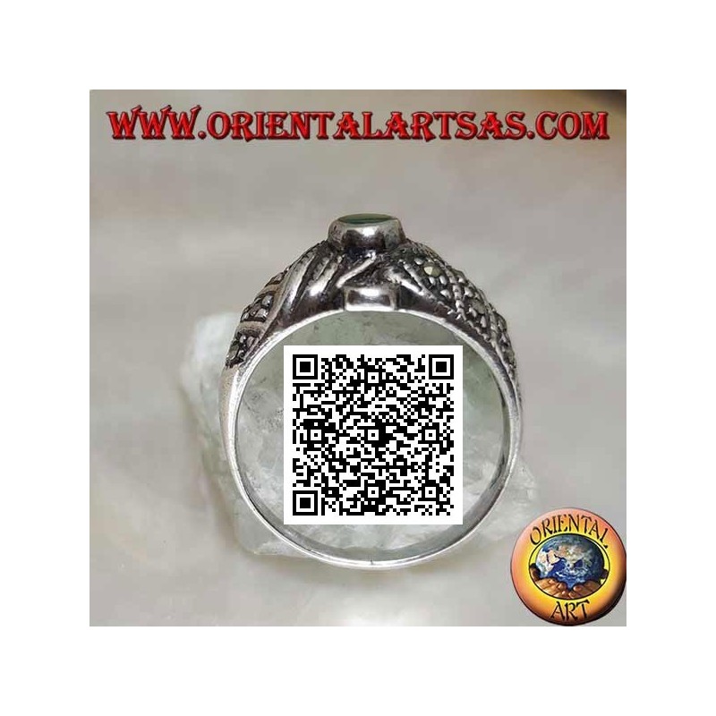 Bague en argent avec agate verte ovale sur fils croisés parsemée de marcassite