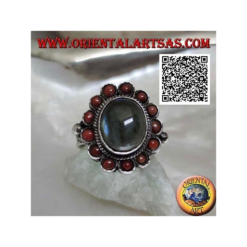 Silberner Blumenring mit ovalem Cabochon-Labradorit, umgeben von tibetischen Korallen