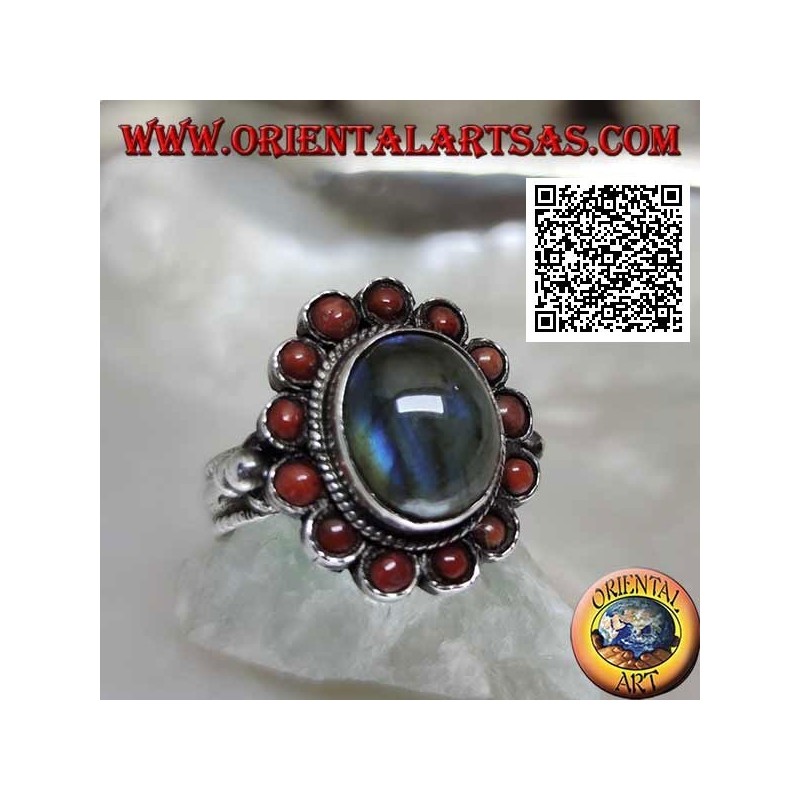 Anello in argento a fiore con labradorite ovale cabochon contornata da coralli tibetani