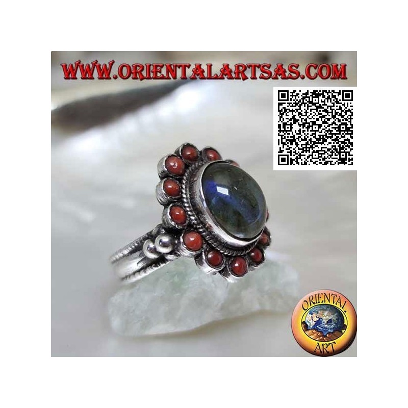 Anillo flor de plata con labradorita cabujón ovalado rodeado de corales tibetanos
