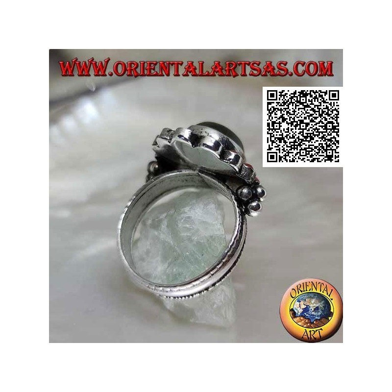 Anello in argento a fiore con labradorite ovale cabochon contornata da coralli tibetani