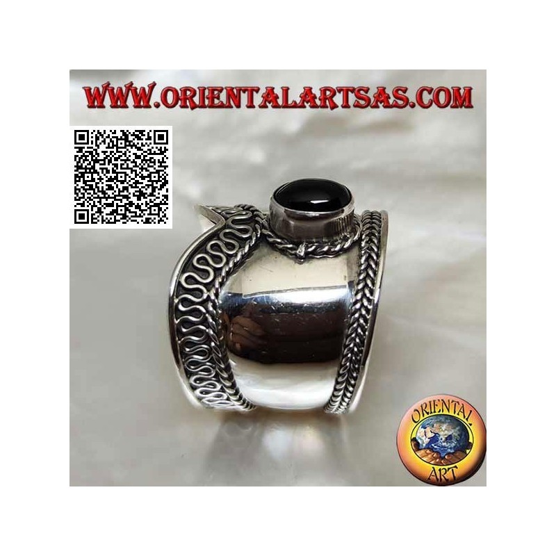 Anillo ancho de plata en forma de V con ónix ovalado y serpentina en un lado, Bali