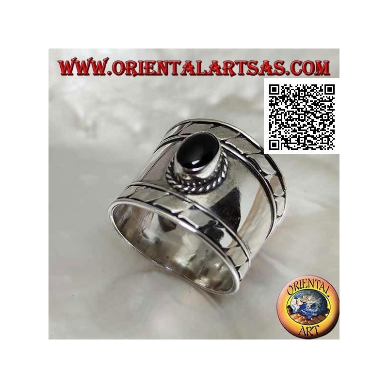 Anillo de plata de banda ancha con ónix ovalado y grabados oblicuos en los lados, Bali