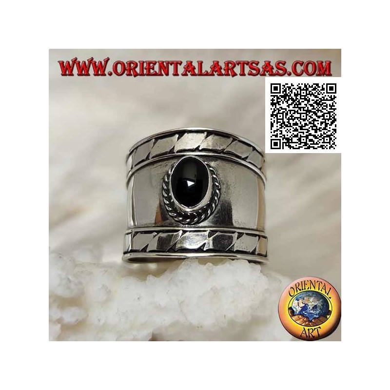 Anello in argento a fascia larga con onice ovale e incisioni oblique sui lati, Bali