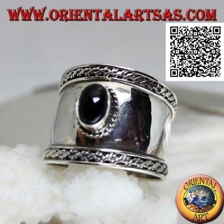 Anillo de plata de banda ancha con ónix ovalado y entrelazado en los lados, Bali