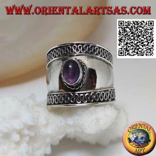 Anello in argento a fascia larga con ametista ovale cabochon e serpentina sui lati, Bali