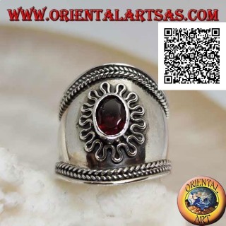 Breitband Silberring mit ovalem Granat, umgeben von Serpentin und an den Seiten miteinander verflochten, Bali (Freesize)