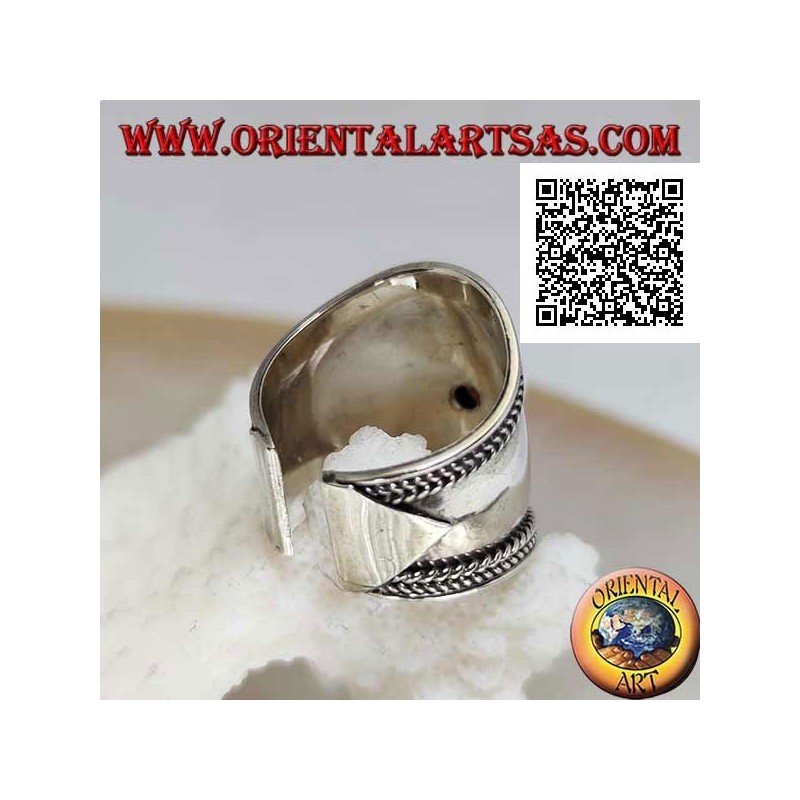 Anello in argento a fascia larga con granato ovale contornato da serpentina e intreccio sui lati, Bali (freesize)