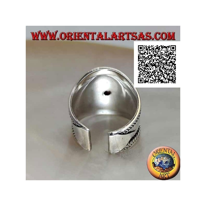 Bague large bande en argent avec grenat ovale entouré de serpentine et entrelacés sur les côtés, Bali (taille libre)