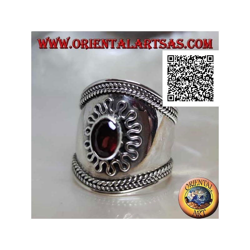 Bague large bande en argent avec grenat ovale entouré de serpentine et entrelacés sur les côtés, Bali (taille libre)