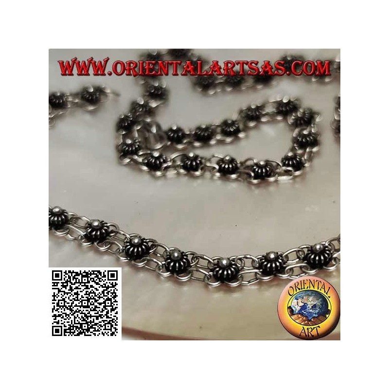 Collier ras de cou en argent 925 ‰ avec une rangée de petites fleurs enchaînées (40 cm)