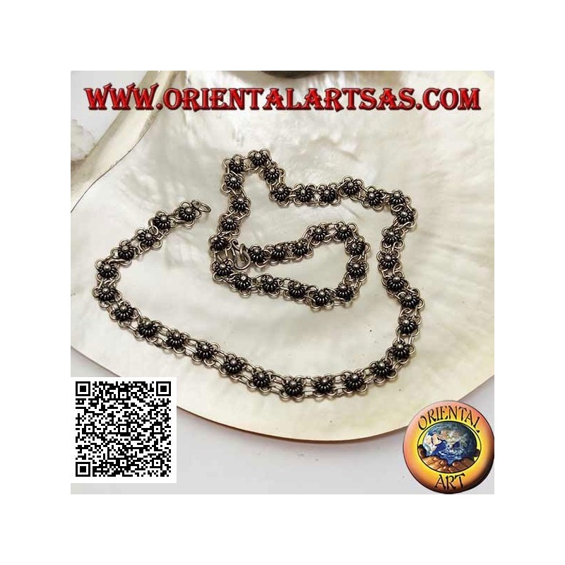 Collana in argento 925 ‰ a girocollo con una fila di fiorellini incatenati tra loro (40 cm)