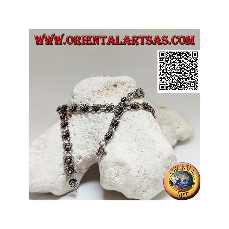 Collana in argento 925 ‰ a girocollo con una fila di fiorellini incatenati tra loro (40 cm)
