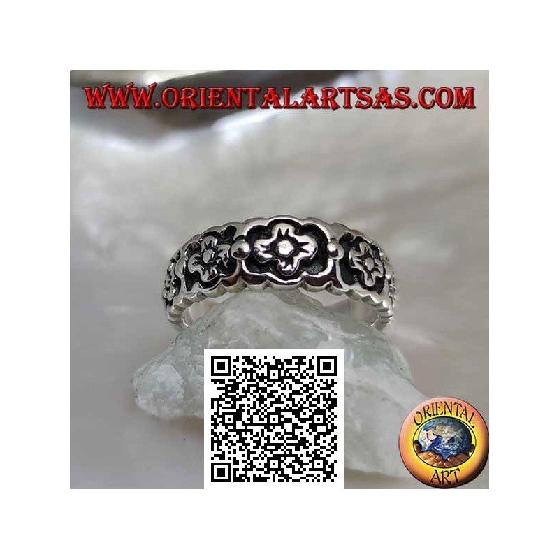 Growing ring in silver with a series of small flowers in bas-relief