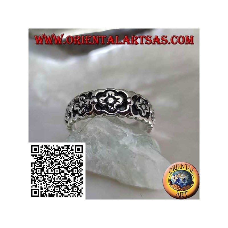 Growing ring in silver with a series of small flowers in bas-relief