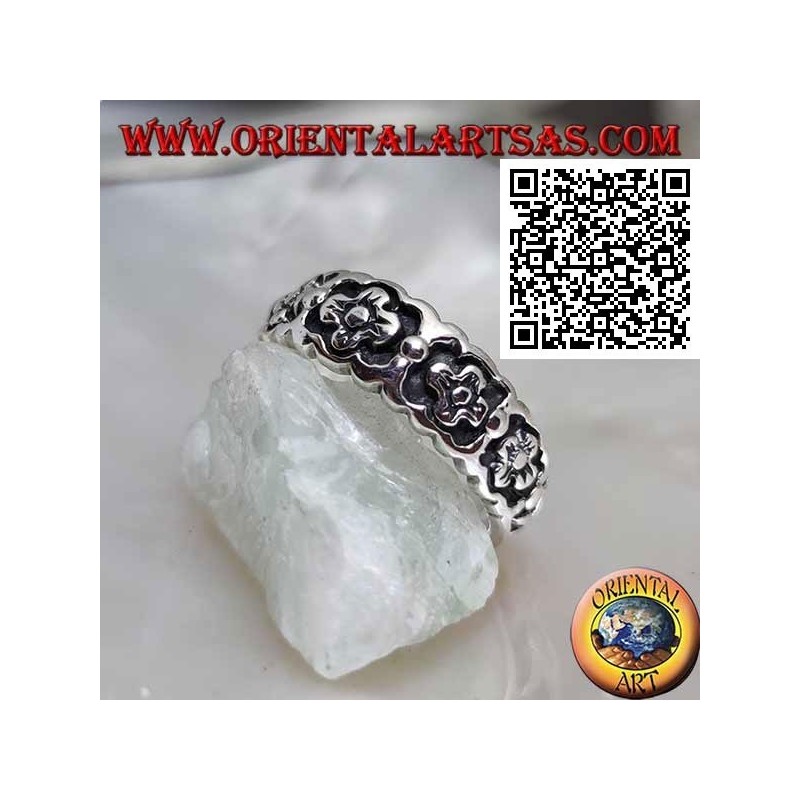 Anello in argento a fedina crescente con serie di fiorellini in bassorilievo