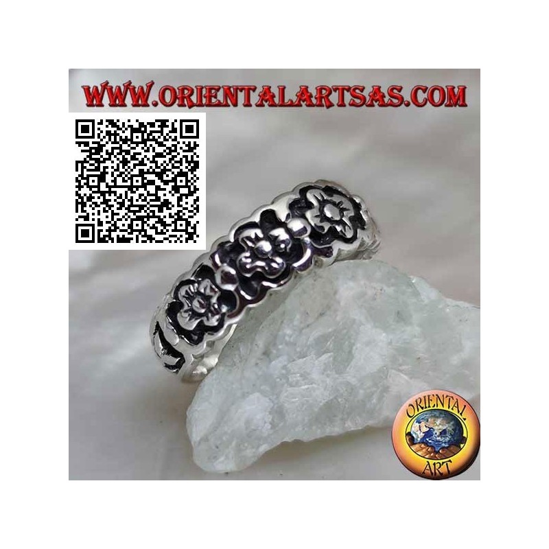 Anillo de cultivo en plata con una serie de pequeñas flores en bajorrelieve