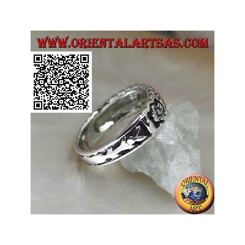 Wachsender Ring in Silber mit einer Reihe kleiner Blüten im Basrelief