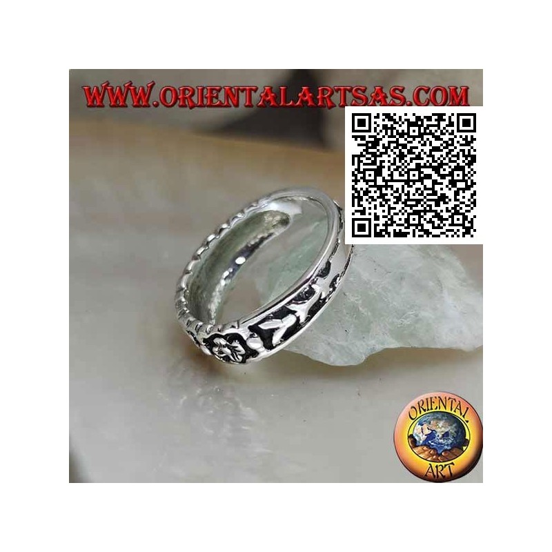 Wachsender Ring in Silber mit einer Reihe kleiner Blüten im Basrelief
