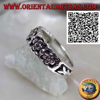 Anello in argento a fedina crescente con serie di fiorellini in bassorilievo