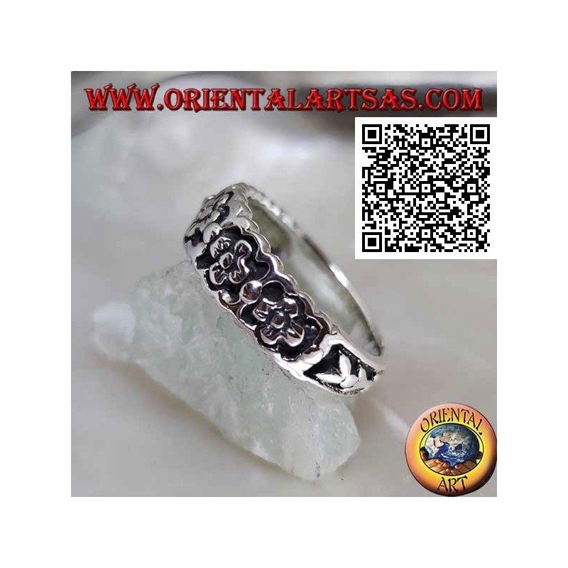 Anillo de cultivo en plata con una serie de pequeñas flores en bajorrelieve