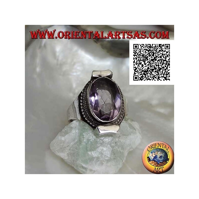 Anillo de plata con amatista facetada ovalada natural rodeada de tejido en engaste nepalí