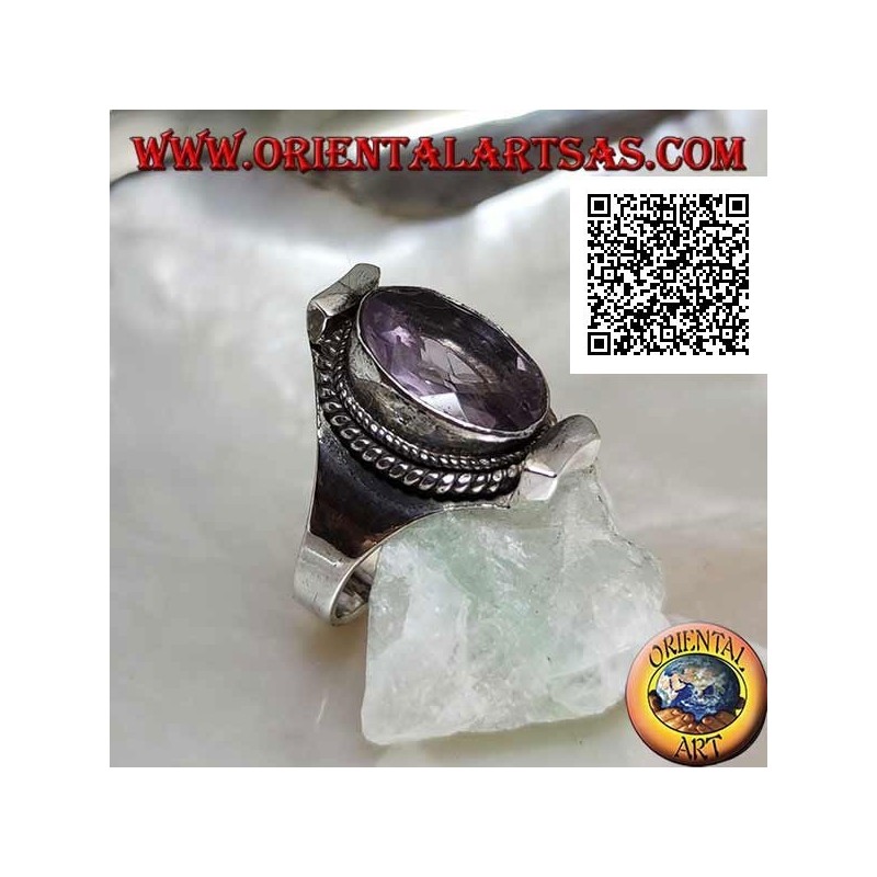 Silberring mit natürlichem ovalem facettiertem Amethyst, umgeben von Webereien in nepalesischer Umgebung